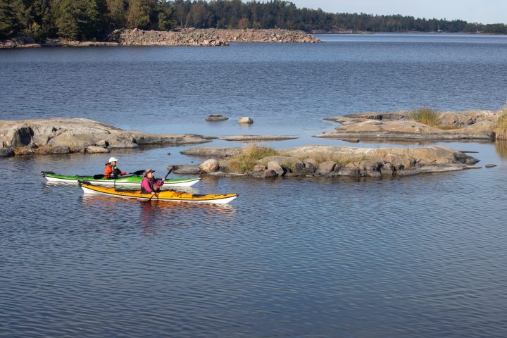 kajaker framför litet skär