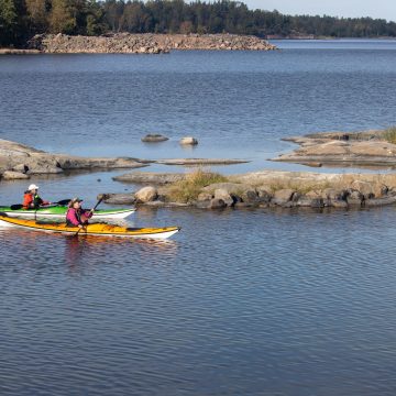 två paddlare vid kobbar